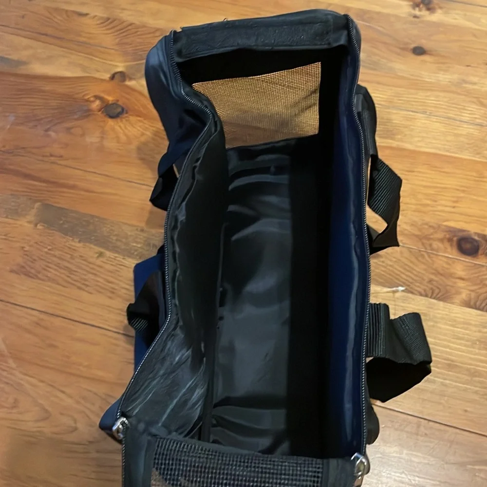 NWT UK 9’s Parker Carrier dog/cat travel bag carrier. 13x11x7